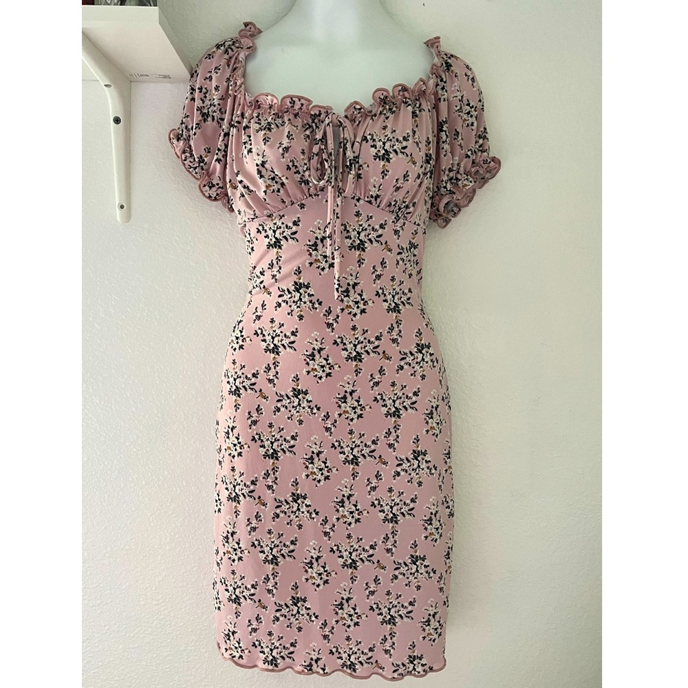Pink floral dress. 🌸 Stretchy and comfortable material. Size: Medium